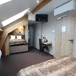 Les Loges Du Parc מלון 3*